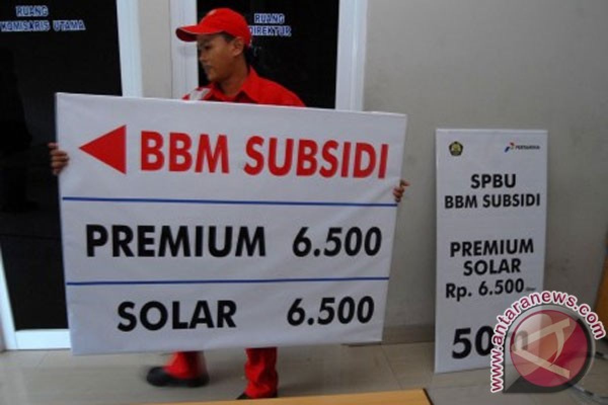 Pengendara penuhi tangki kendaraan jelang kenaikan harga BBM