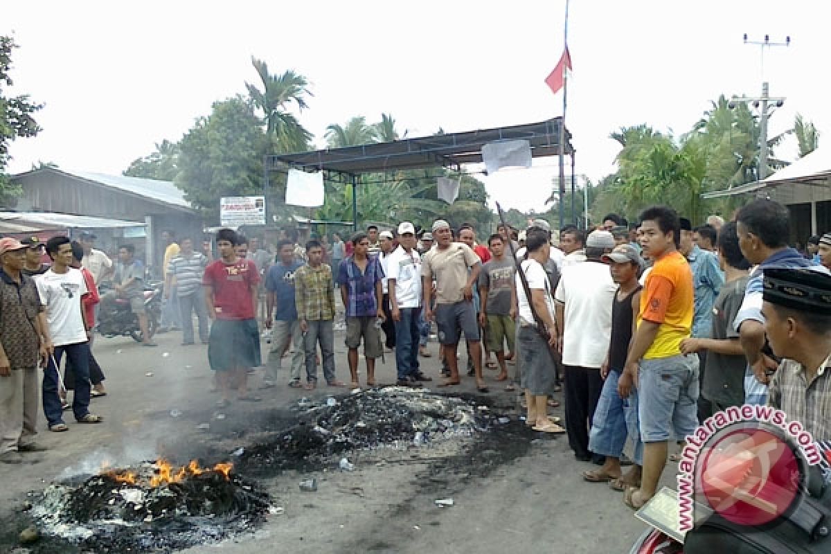 Ratusan warga Musirawas blokir jalan poros Muara Beliti