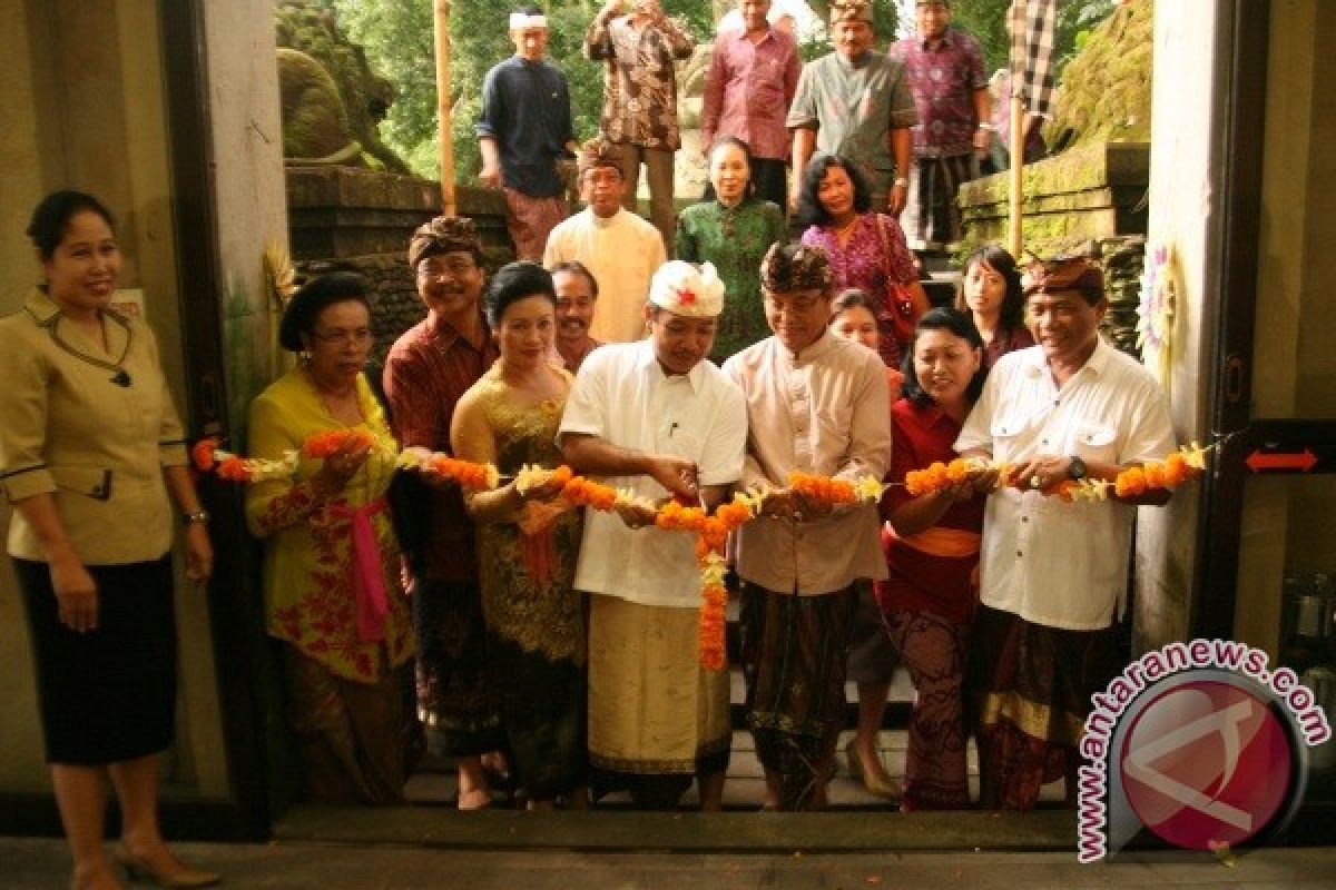 Mahasiswa Tunjukan Pembuatan Batik Tulis  