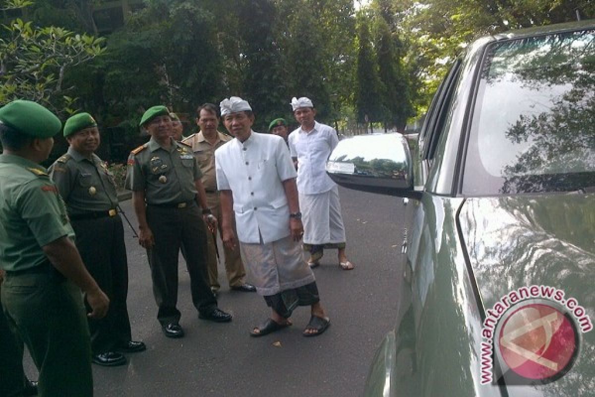 Gubernur Pastika Hadiri Tawur Agung Di Besakih