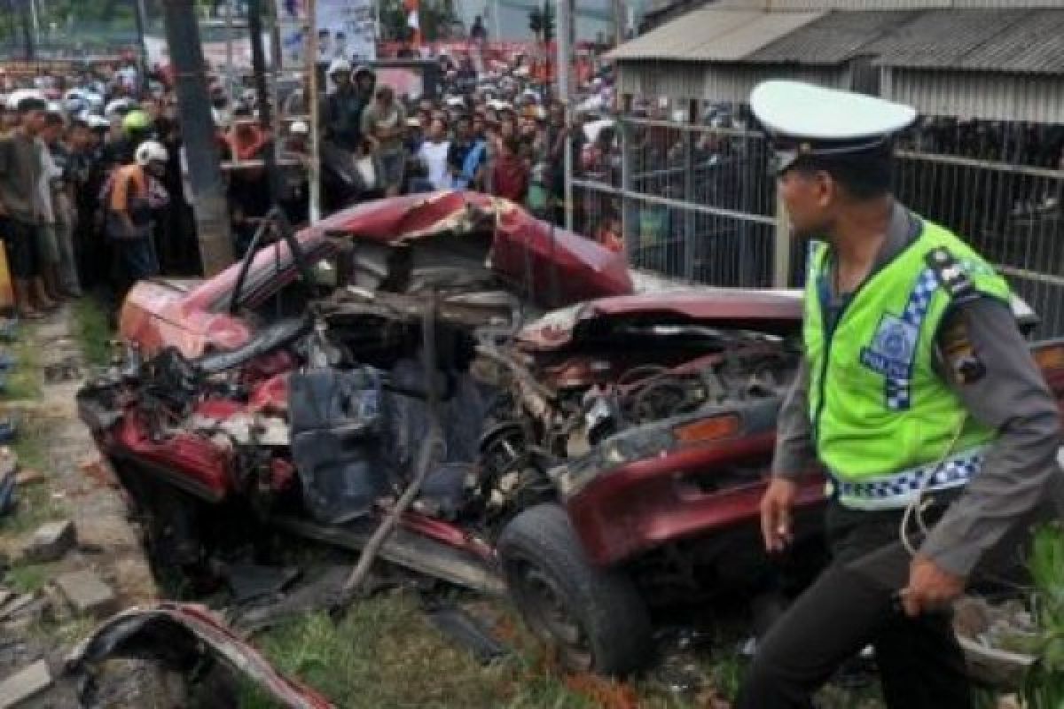 Tiga Tewas, Bus Terguling