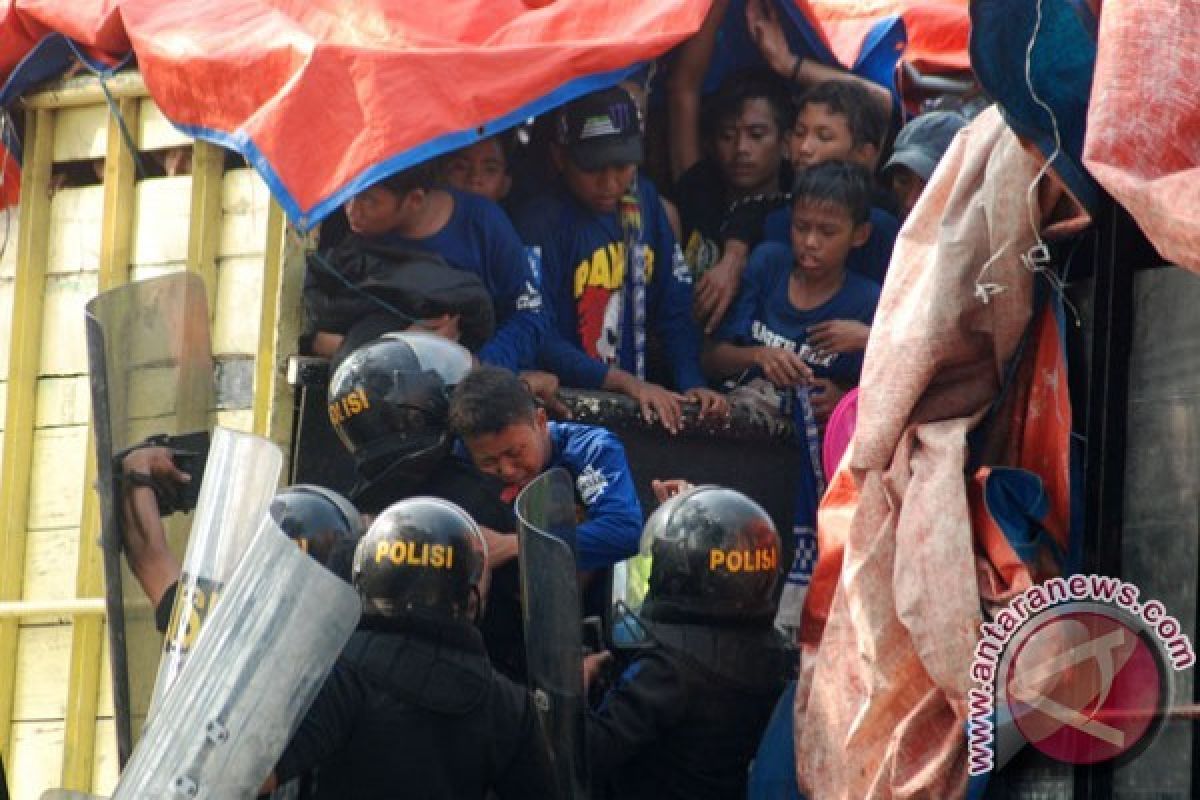 Bentrok Suporter PSIS, Panser Biru & Snex Dilebur