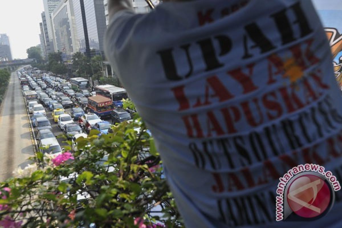 Arus lalu lintas dialihkan  pada Hari Buruh picu kepadatan