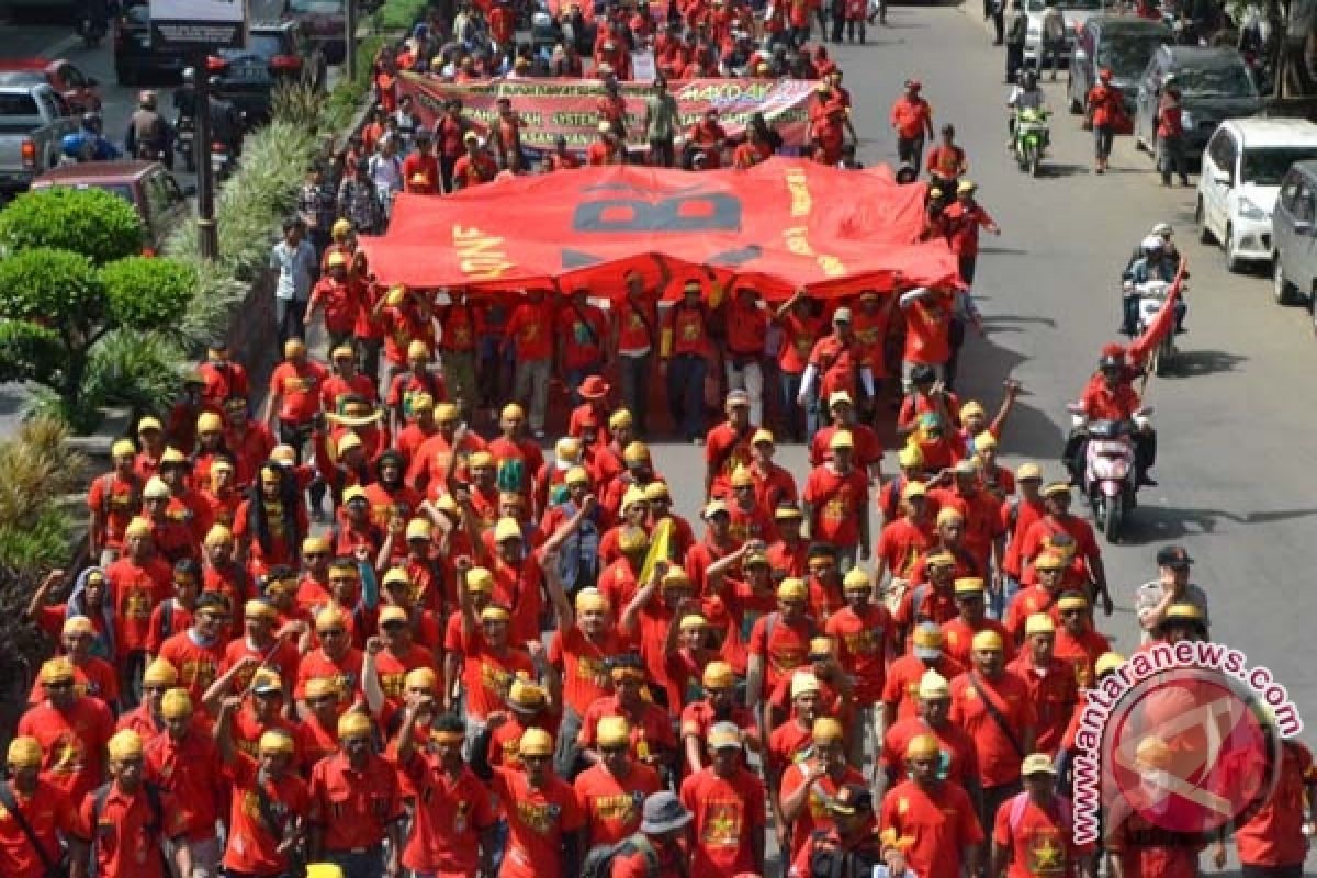 Ribuan buruh gelar aksi di depan Istana Kepresidenan
