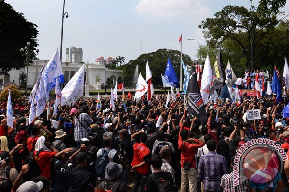 Indonesian workers to rally on Tuesday for wage hike