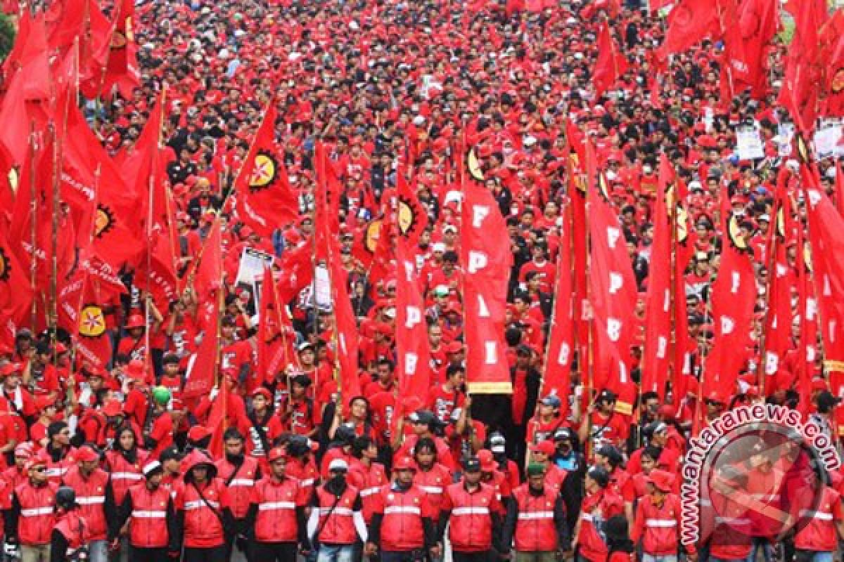 Thousands of workers stage rally outside presidential palace