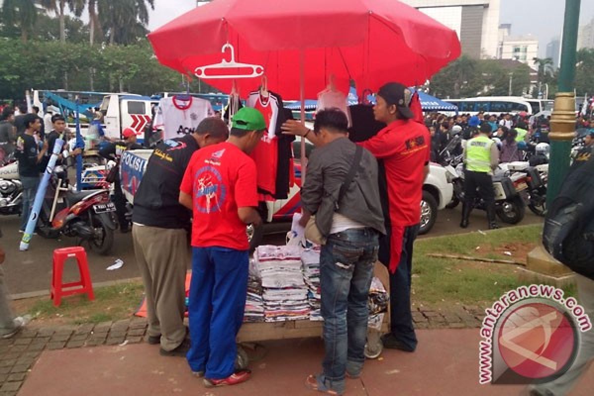 Pedagang untung berlipat saat demo Hari Buruh  