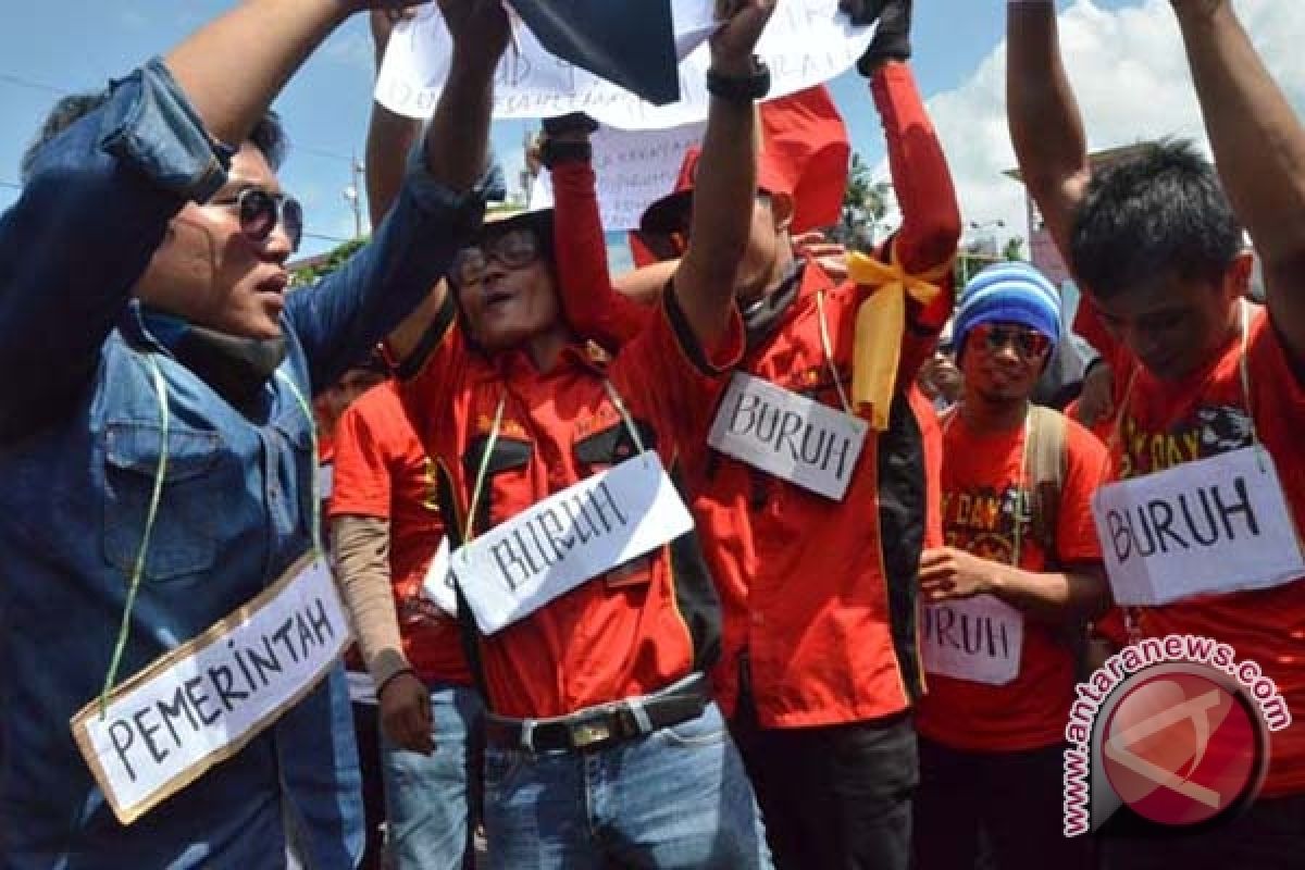 Buruh harapkan Jokowi realisasikan upah layak