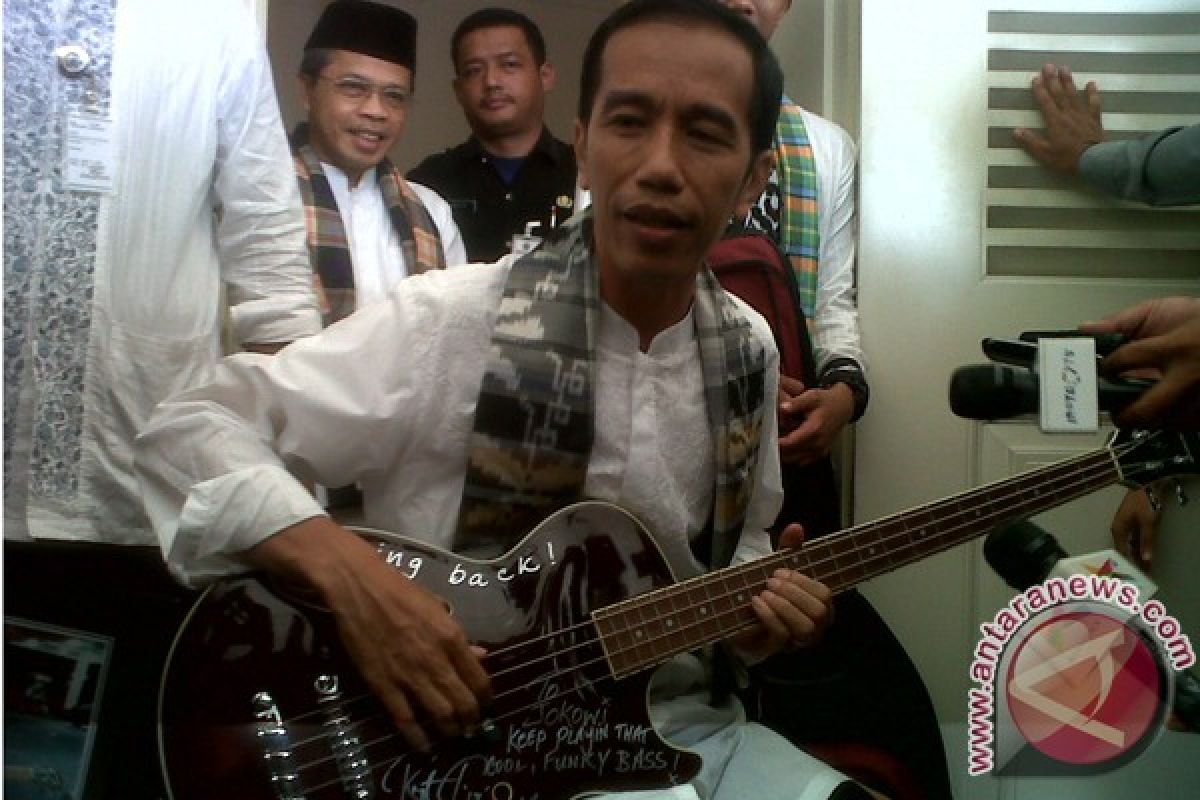 Jokowi shows bass guitar gift from Metallica