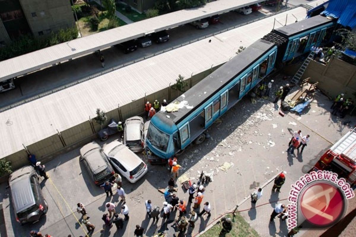  Jalur kereta bawah tanah ambruk, lima orang terkubur