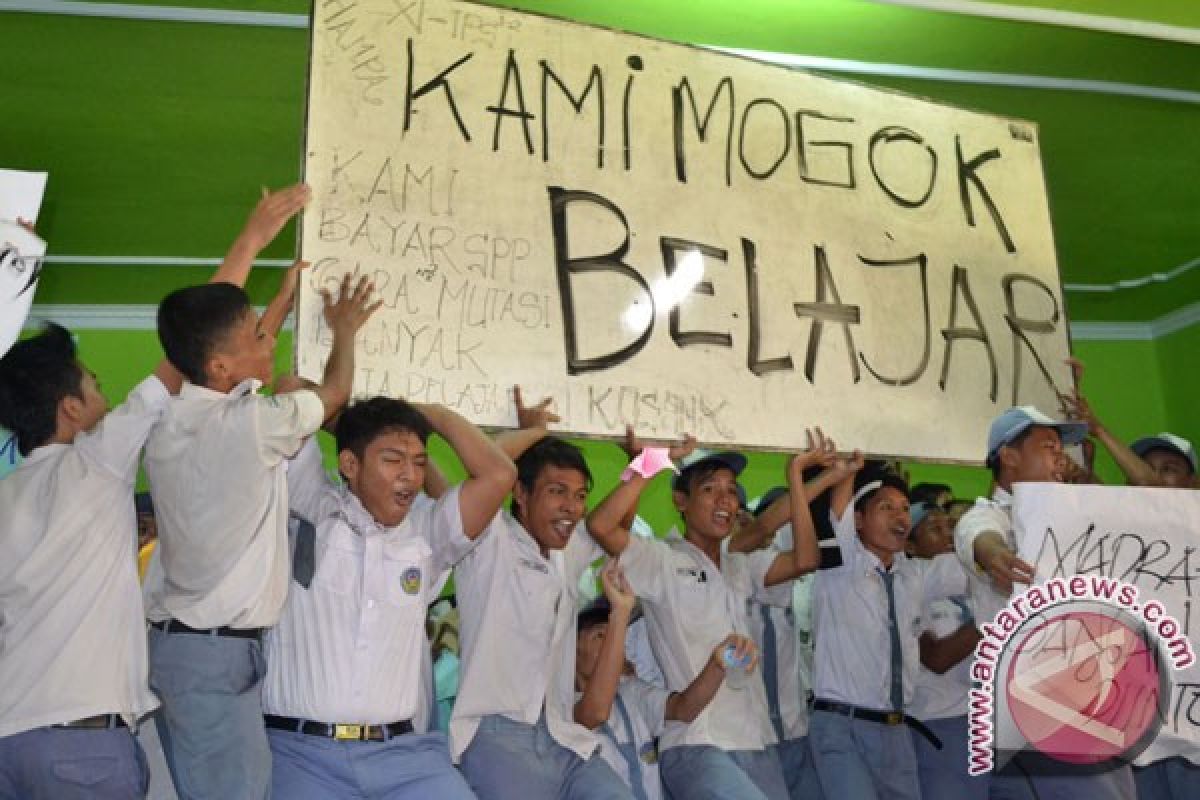 Ratusan siswa MAN Bengkulu mogok belajar