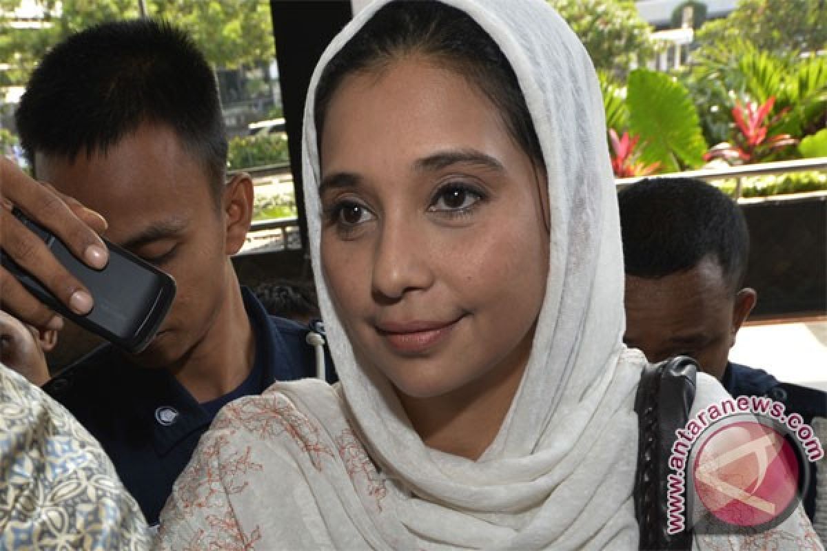 Ayu Azhari dapatkan kembali uang muka Fathanah