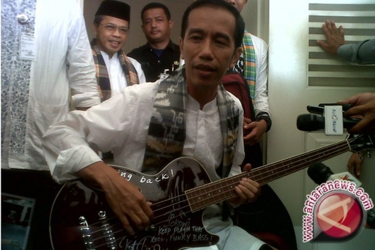  Jokowi "kecewa sedikit" jika gitar dari Metallica termasuk gratifikasi