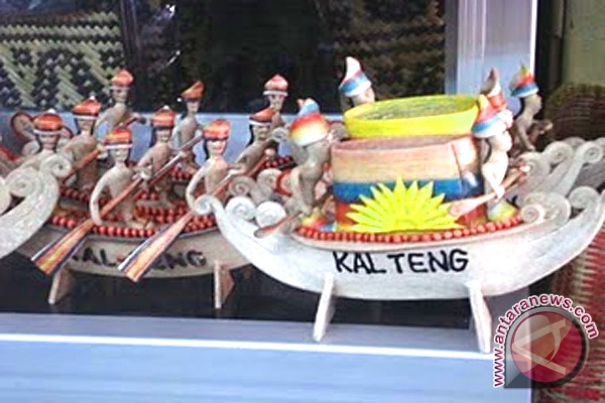 Kerajinan Miniatur Rumah Dayak Koleksi Kantor Wapres 