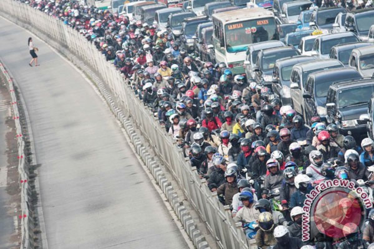 Sanksi penerobos jalur TransJakarta masih disosialisasikan