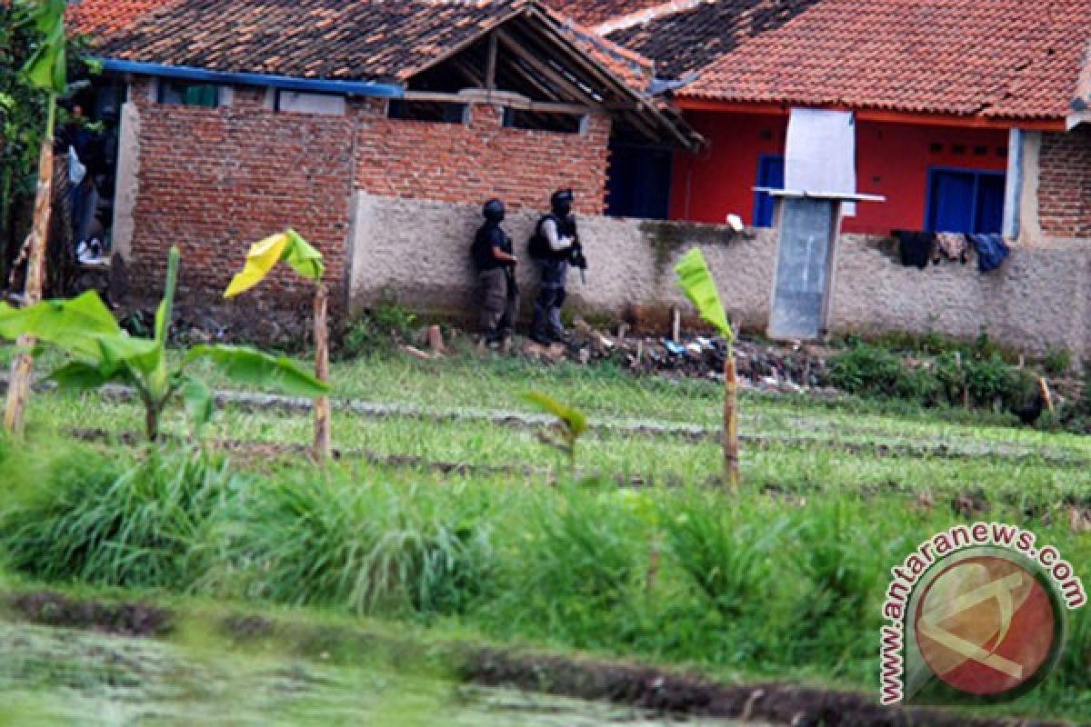 Masyarakat makin ramai lihat lokasi penggerebekan teroris