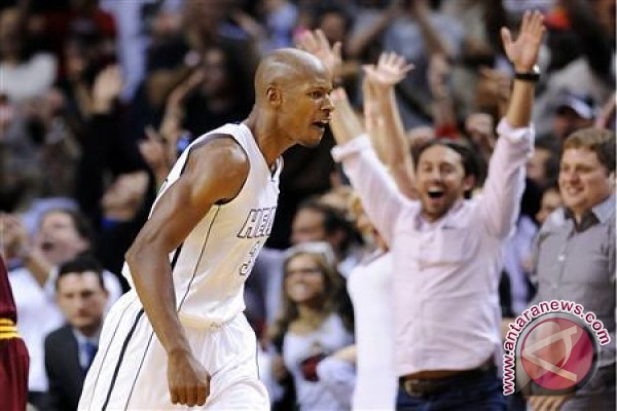  Heat amblaskan Bulls 115-78