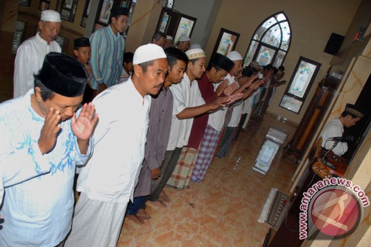 Umat Islam Temanggung shalat gerhana bulan