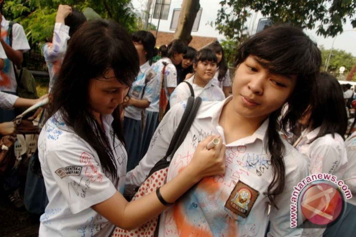 Siswa diharapkan tidak corat coret pakaian