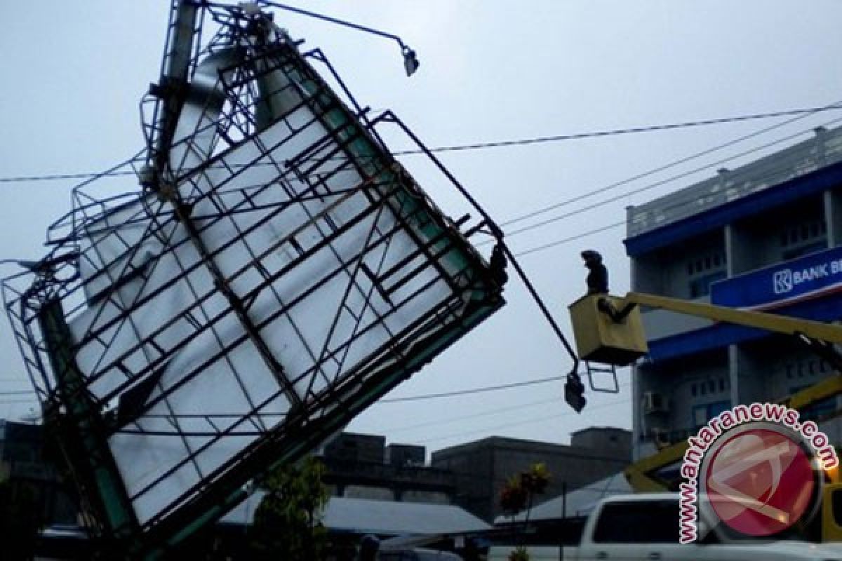 Angin puting beliung hantam perbelanjaan di Jambi