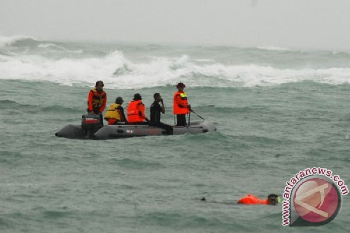 Tiga santriwati meninggal terseret gelombang di Pantai Syiah Kuala