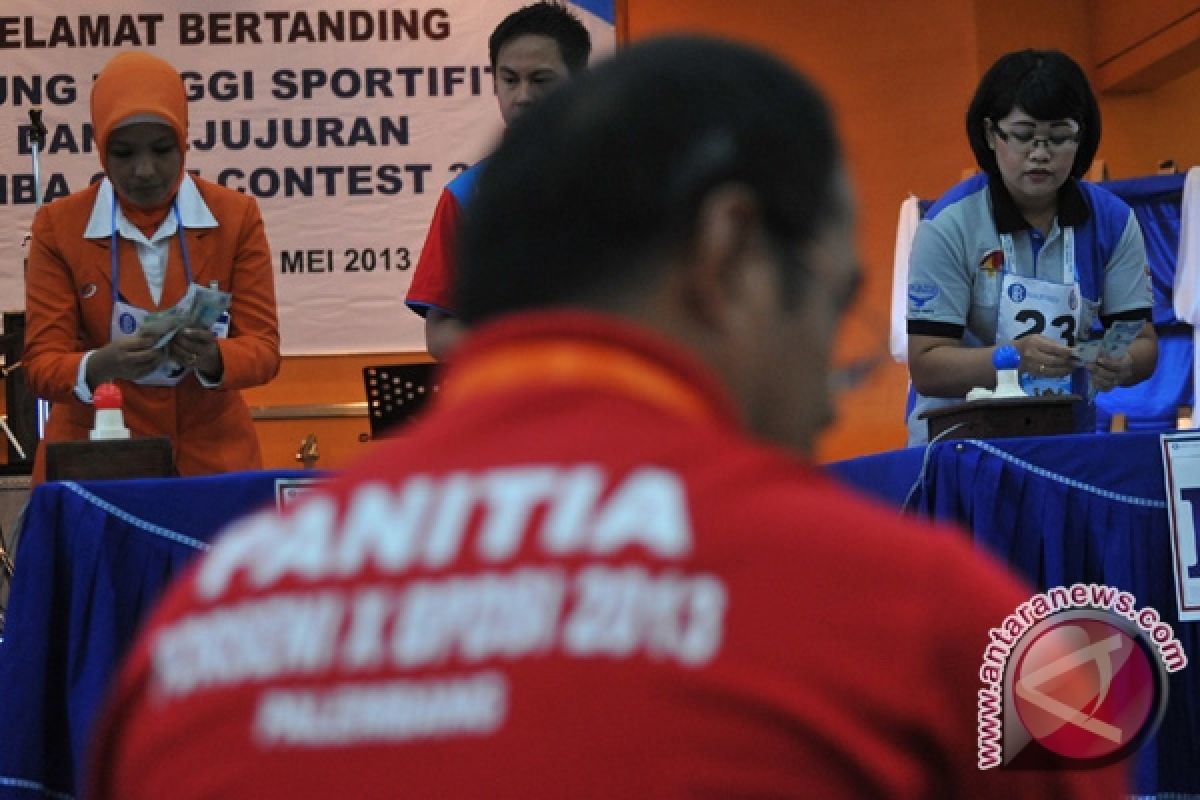 25 Teller Bank daerah adu hitung uang cepat