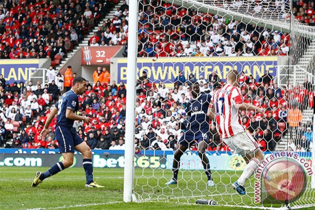 Adebayor antar Tottenham menang 2-1 atas Stoke