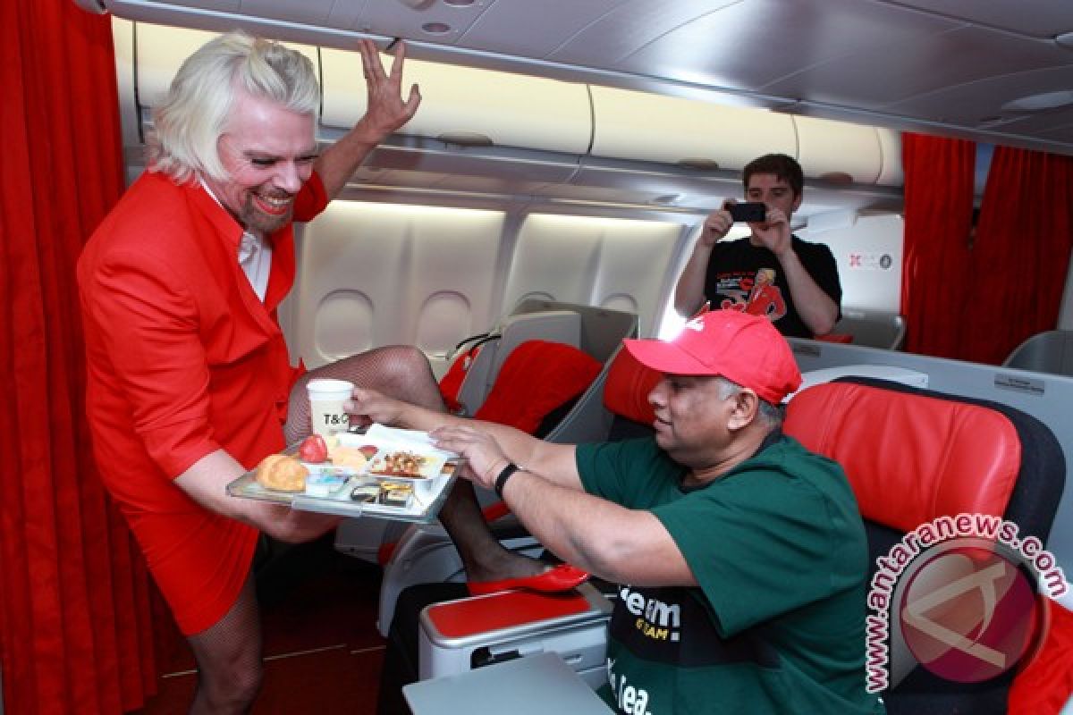 Sir Richard Branson "lulus" jadi pramugari AirAsia