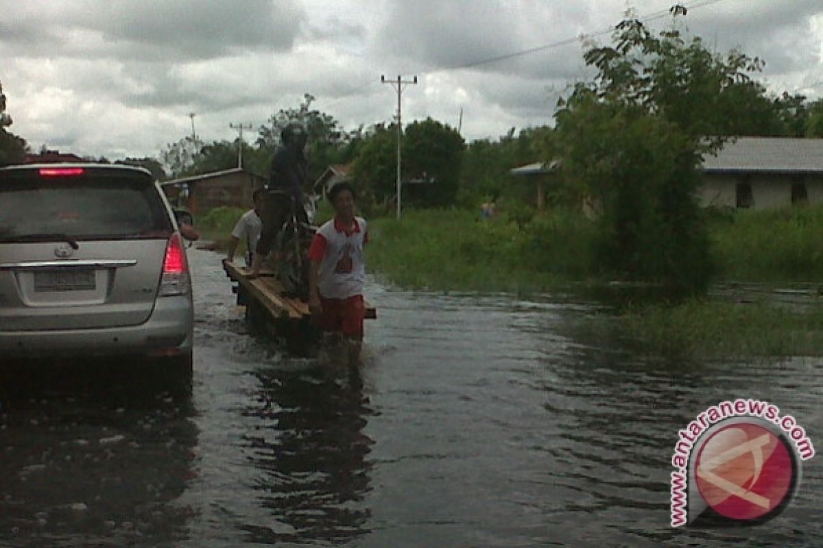Jalan Trans Kalimantan Sungai Ambawang Masih Terendam Banjir
