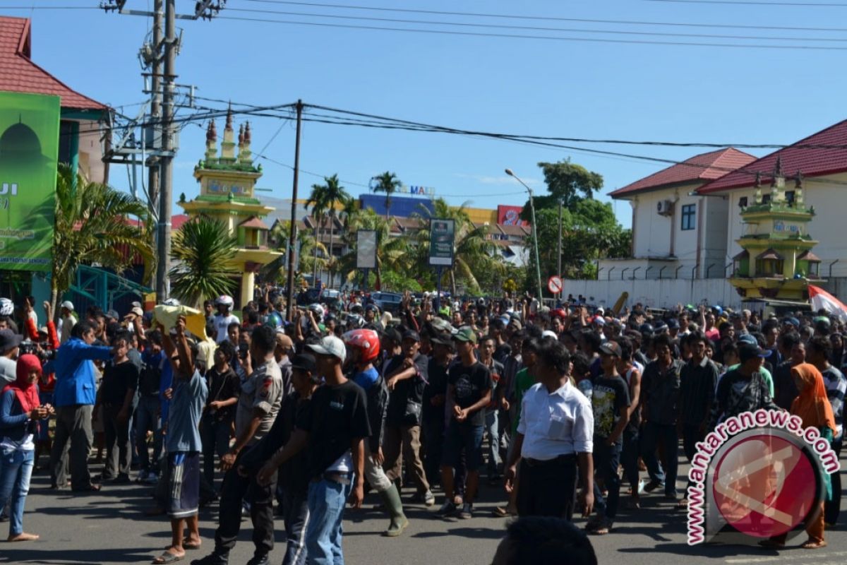Ribuan pedagang pasar subuh datangi kantor wali kota 