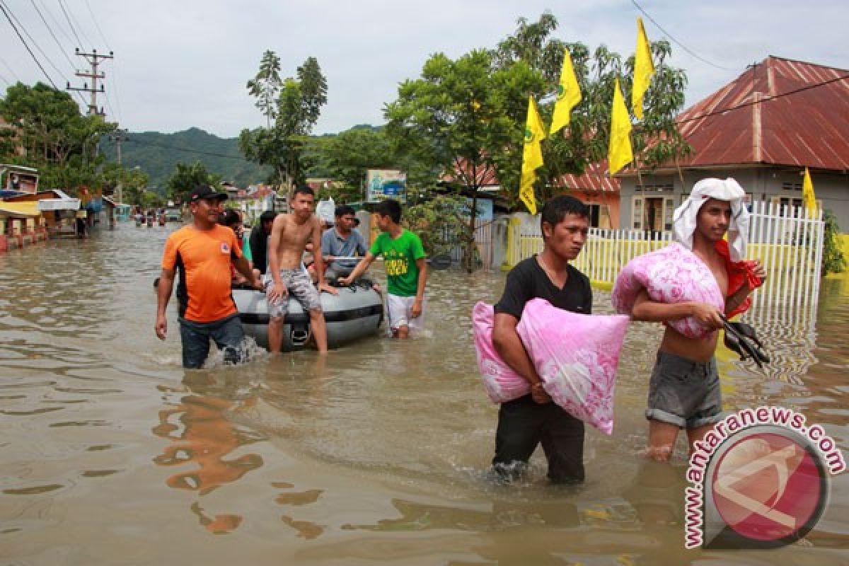 BPBD Gorontalo evakuasi lima warga terjebak banjir