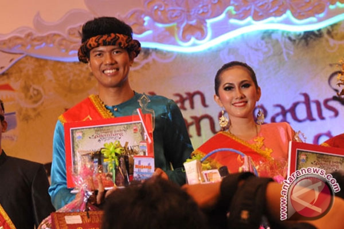 Endara-Syahrima sabet gelar Bujang Gadis Palembang 2013