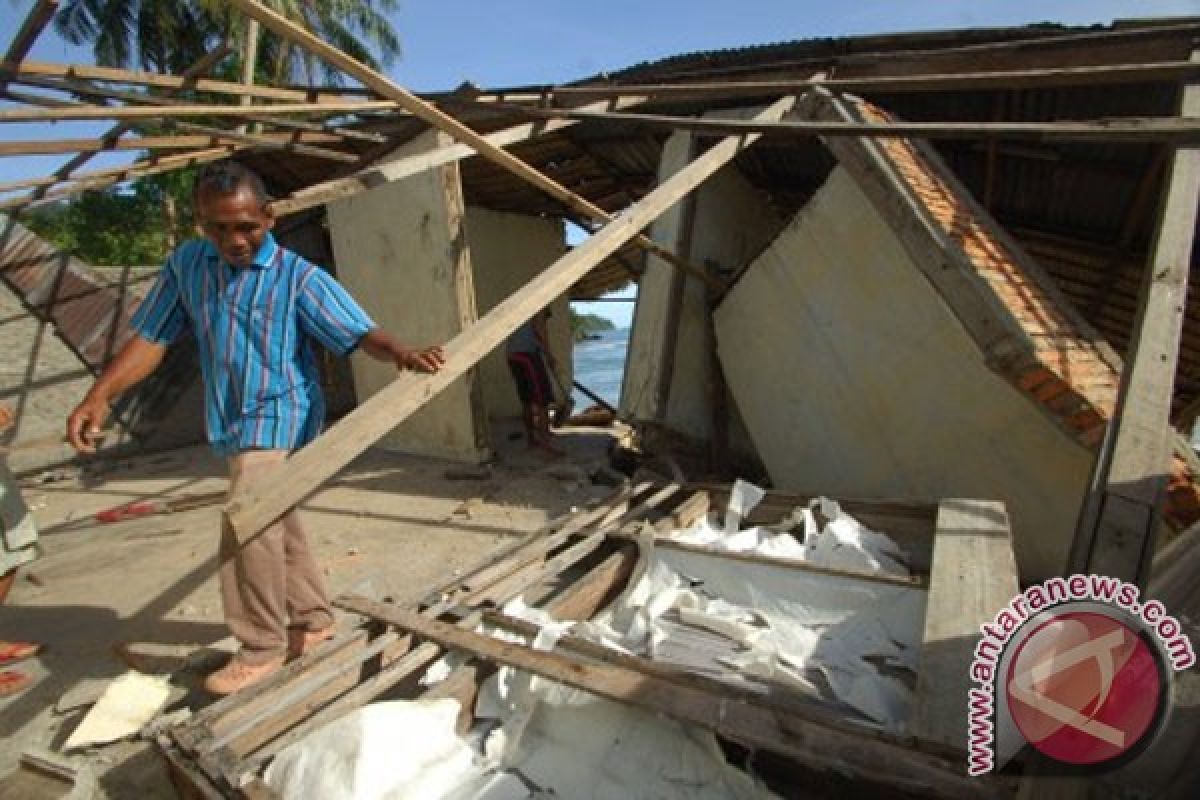 30 rumah di Pesisir Selatan rusak akibat abrasi
