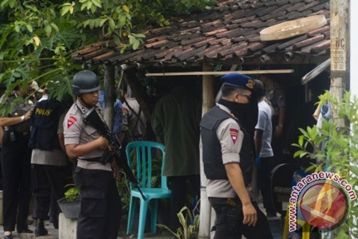 Polisi geledah rumah terduga teroris di Joyontakan