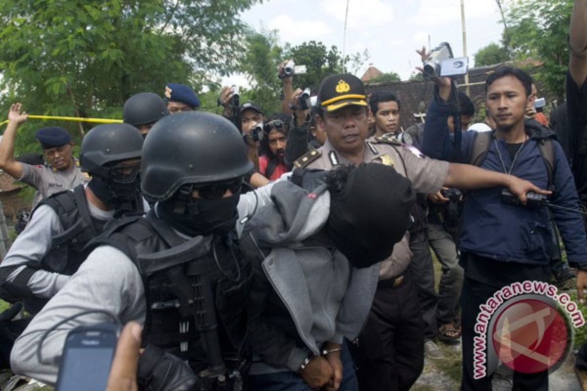 Densus 88 tangkap dua terduga teroris di Surakarta