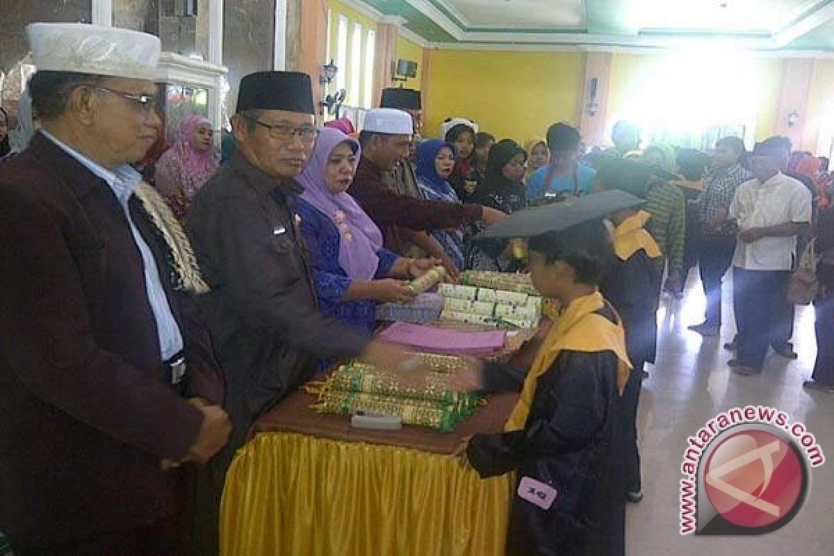 Bupati Kolaka Wisuda Santri LPTQ