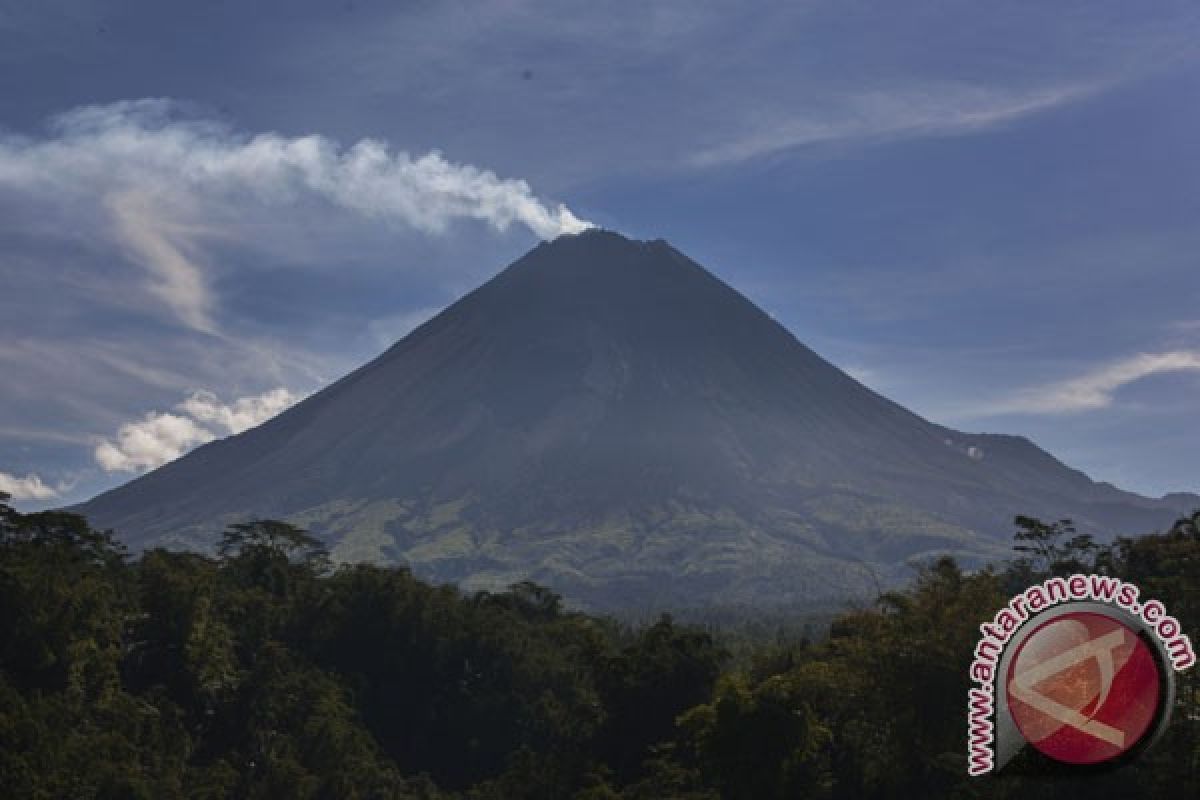 Gunung Merapi kepulkan asap hitam