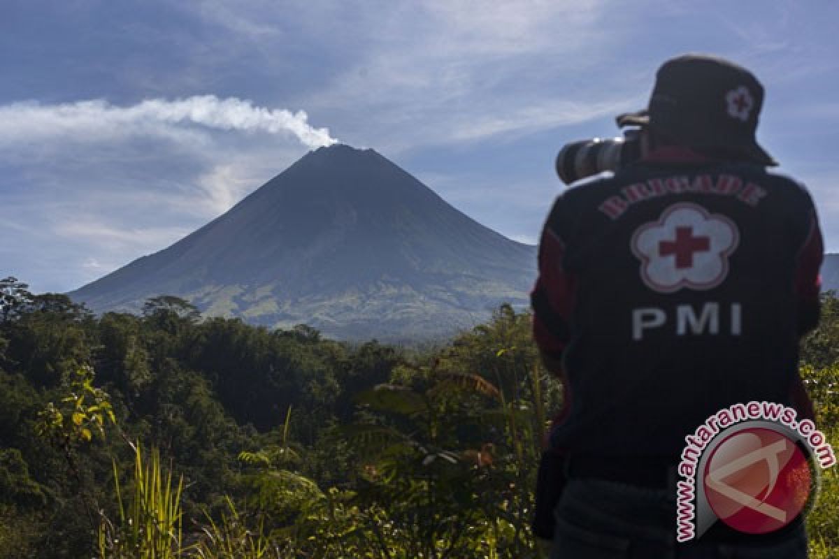 Rrescuers still searching for missing Russian tourist in Mt Merapi