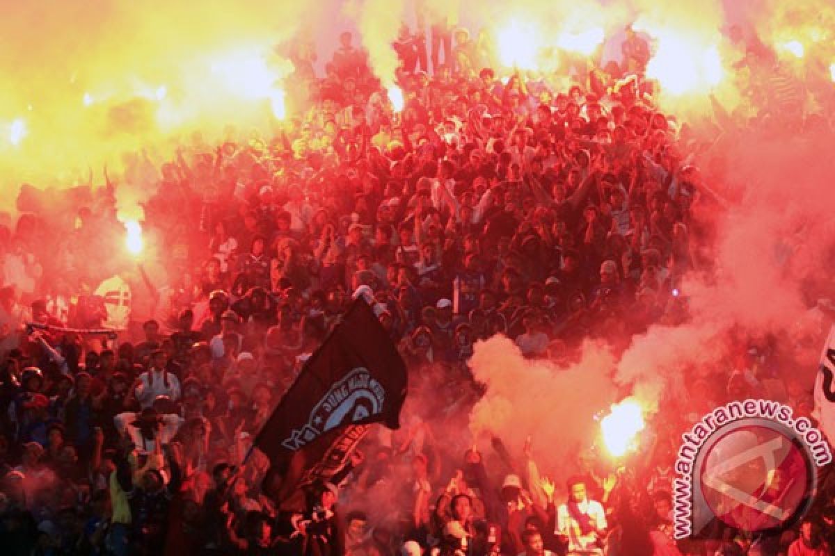 Arsenal dan Galatasaray didakwa karena lemparan kembang api