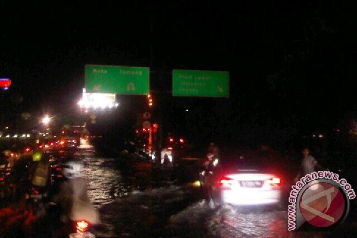 Banjir timbulkan kemacetan di kawasan Grogol