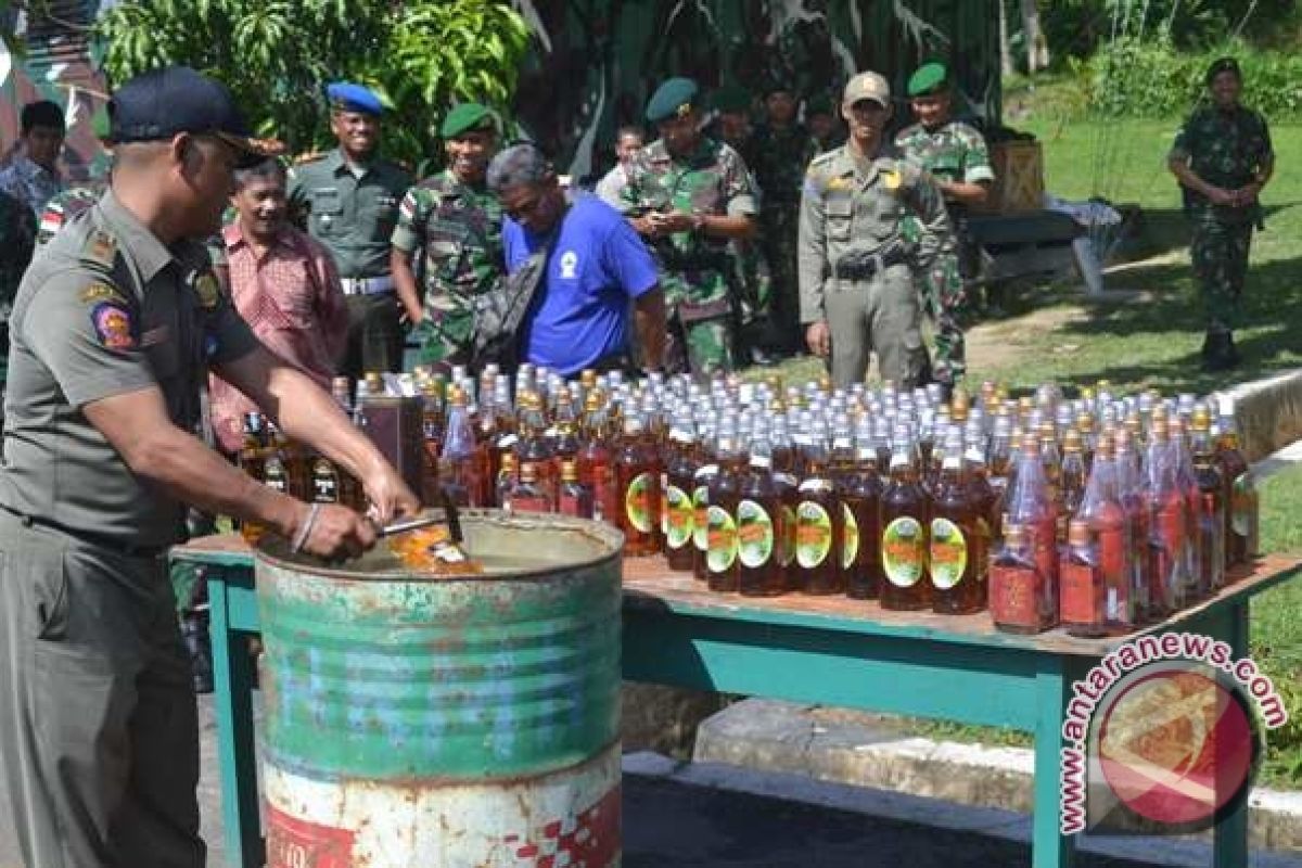 Ribuan Botol Miras Selundupan Dari Malaysia Dimusnahkan 