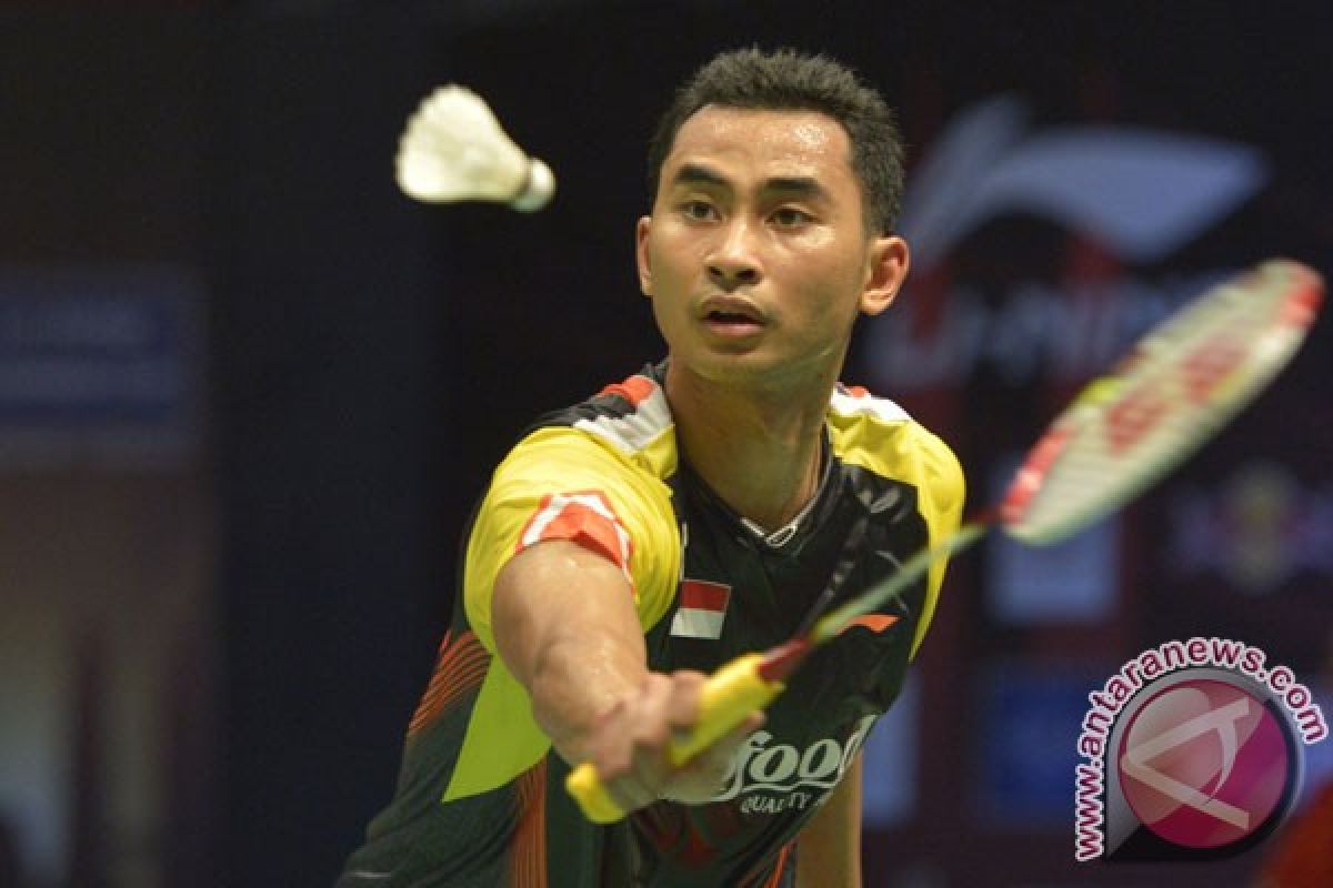 Tommy Sugiarto beats Chen Long in badminton Indonesia Open