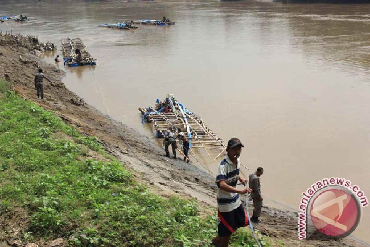 BENCANA BANJIR - Tinggi air Bengawan Solo sudah 13 meter