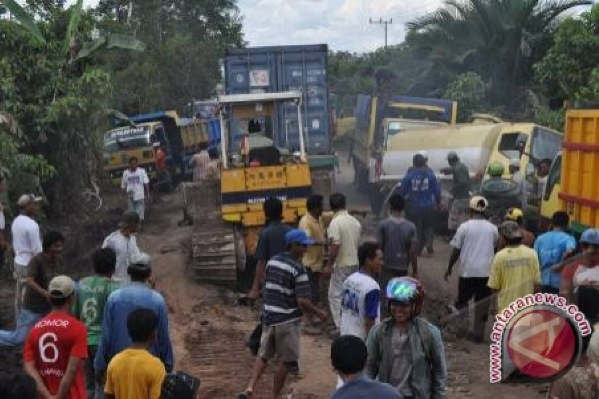 Bupati Desak DPU Kalteng Perbaiki Jalan Jelapat