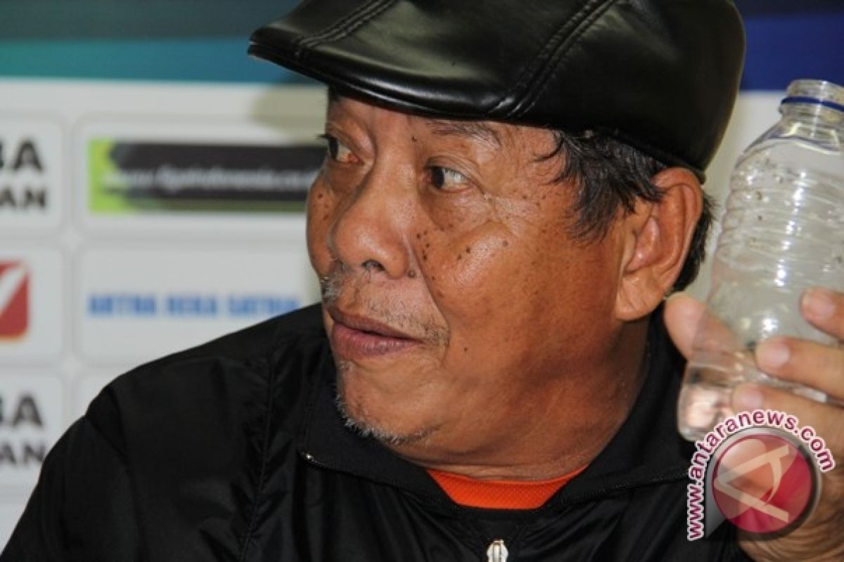 Sartono Rangkul Pemain Usai Kalah dari Persipura 