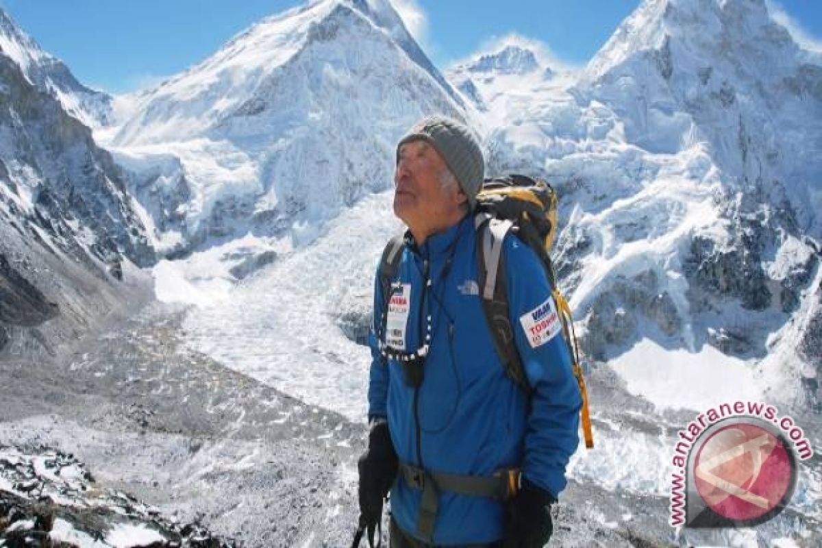 Nepal menutup jalur pendakian Gunung Everest  untuk cegah COVID-19