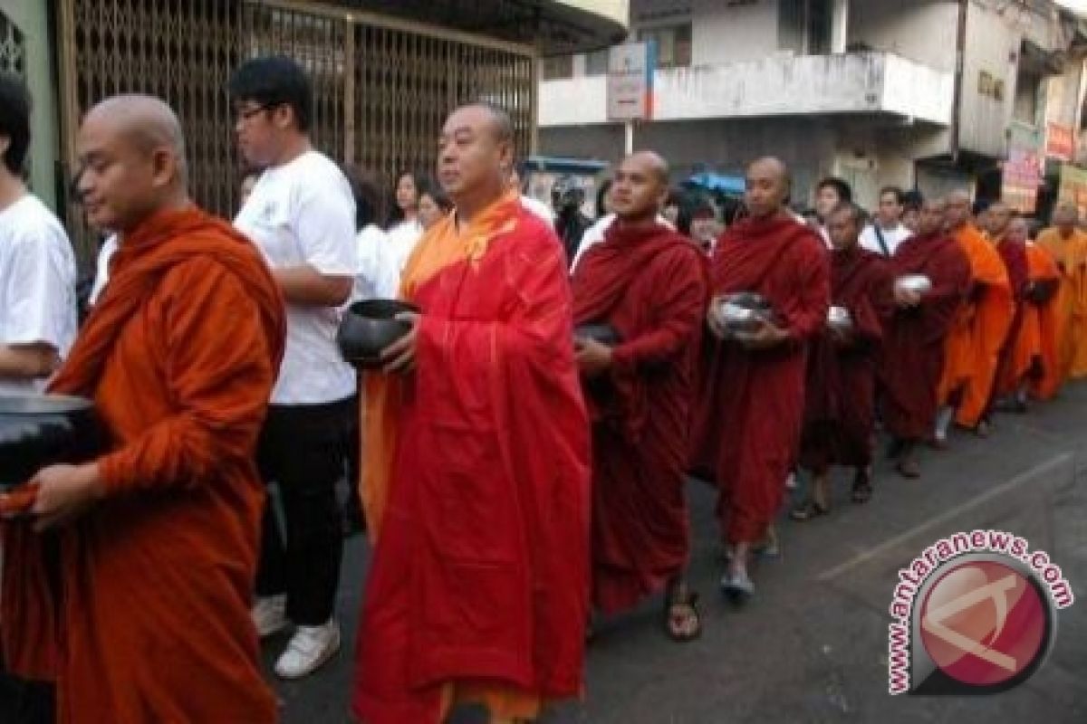 Puluhan Biksu Ambil Air Waisak 
