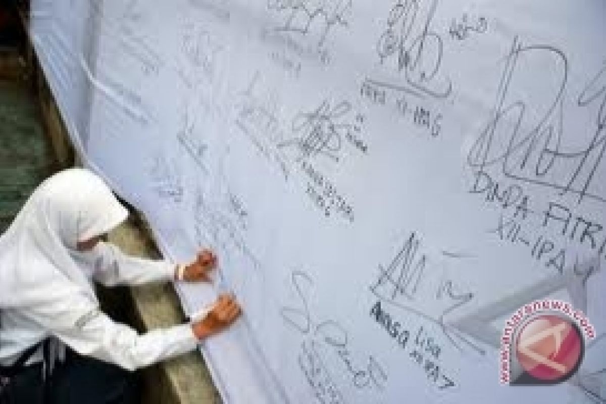 Siswa MAN luapkan kegembiraan corat-coret kampas 