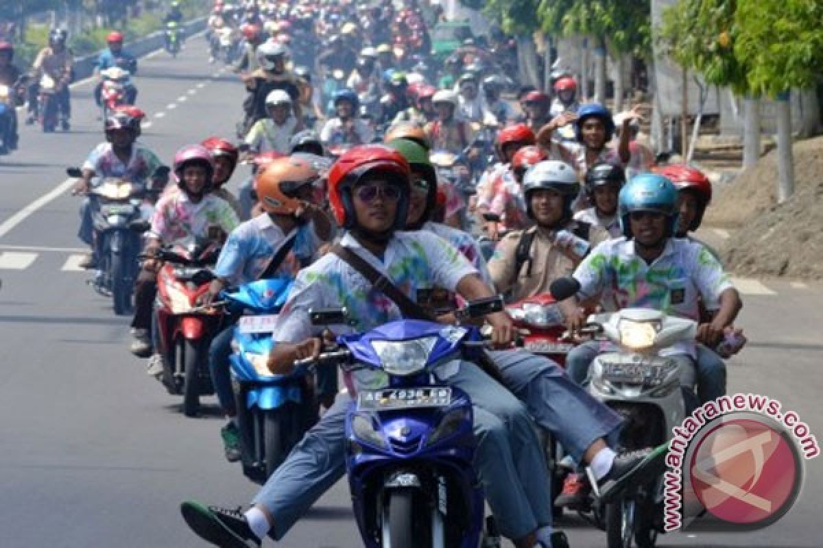 Siswa SMA Bandung konvoi ke Ciwidey rayakan kelulusan