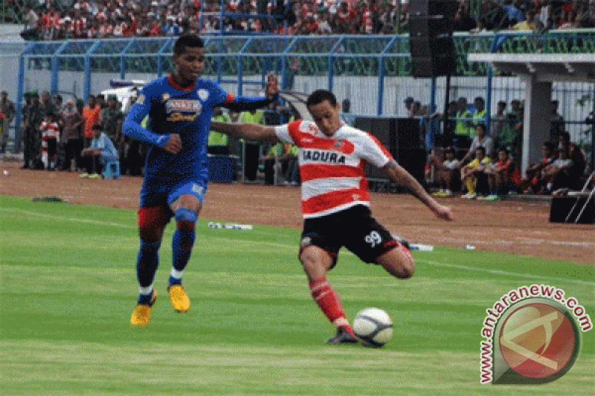 Arema taklukkan Persepam Madura United 2-0 